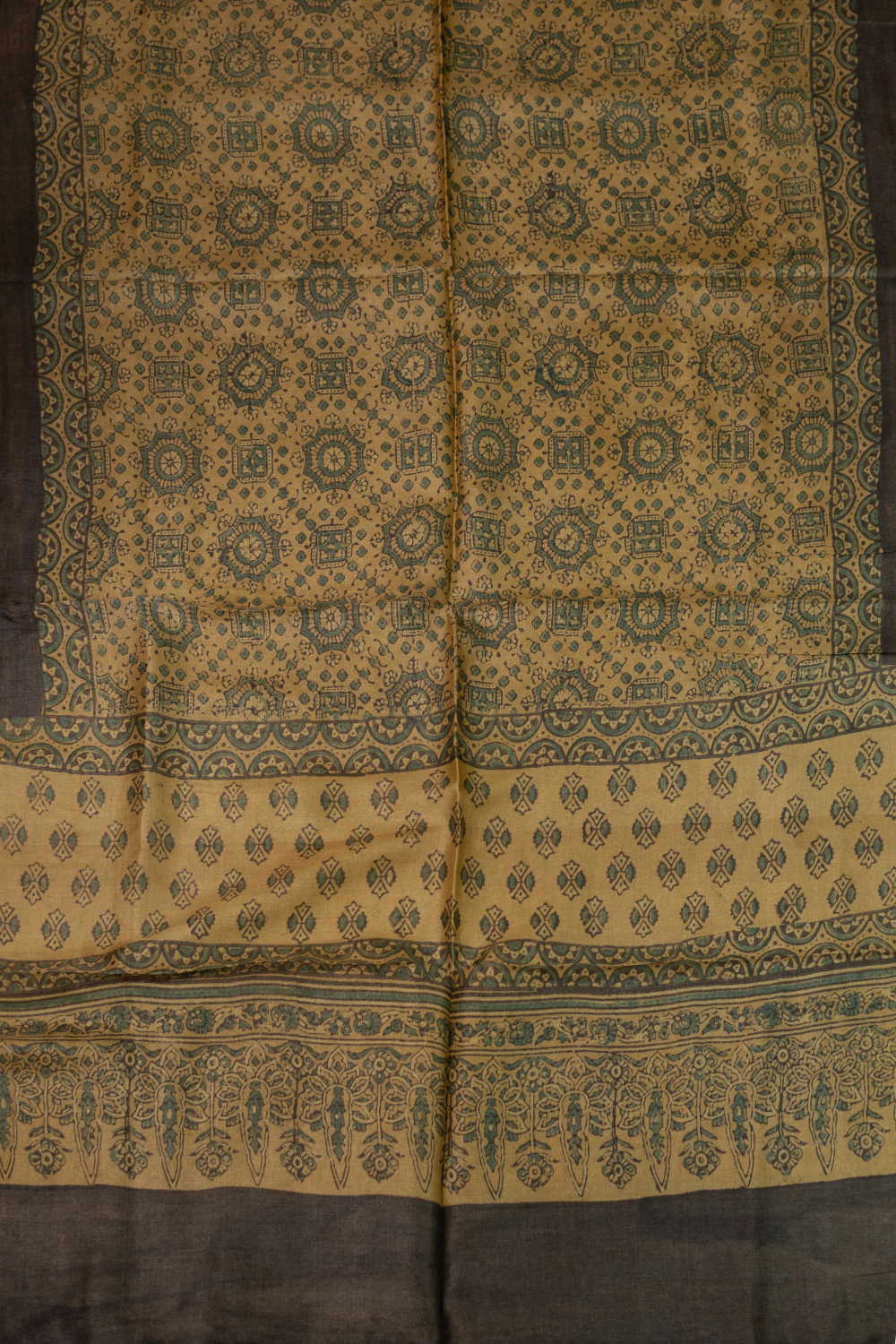 Ajrak Suits - Matkatus