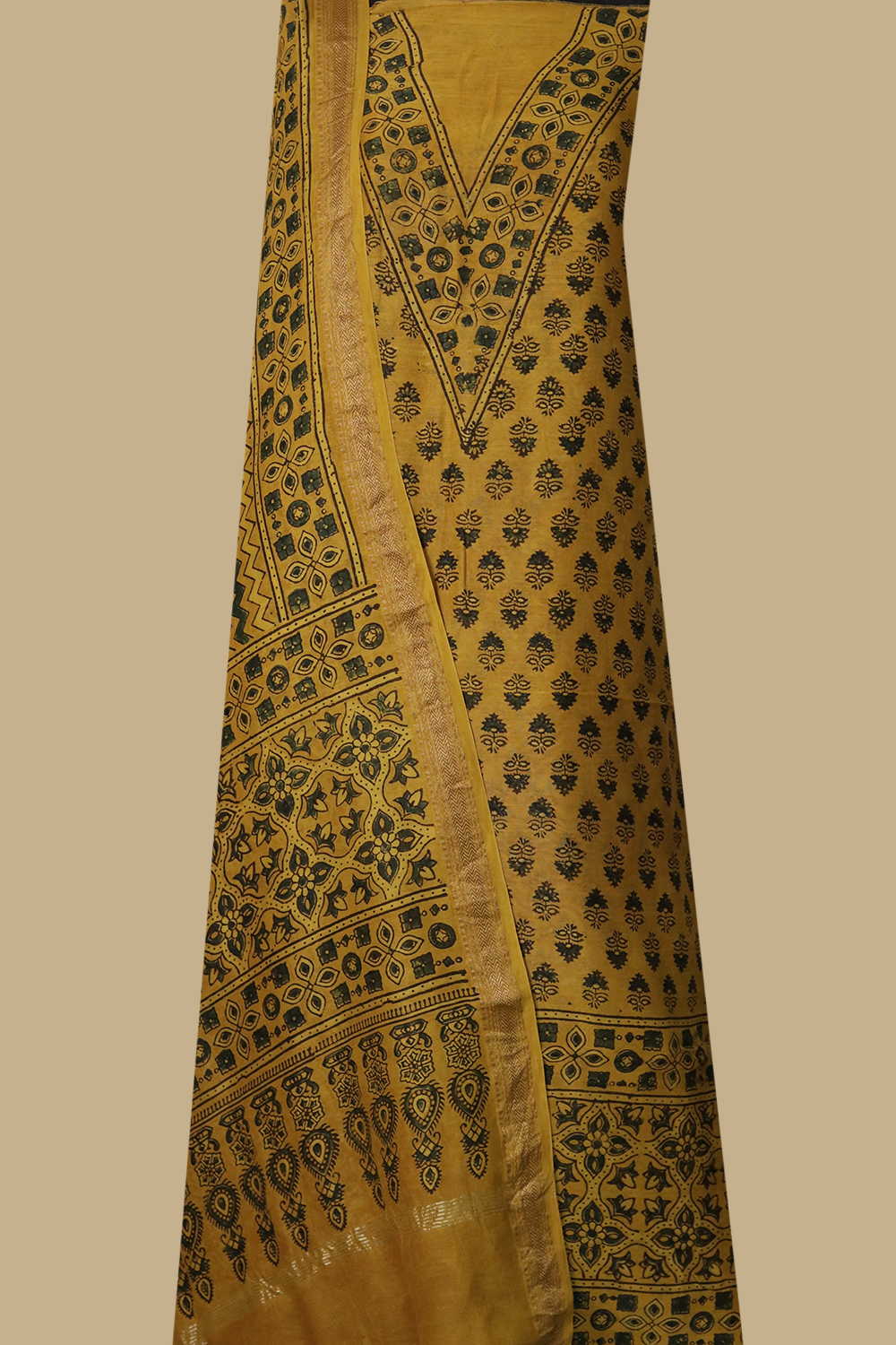 Ajrak Suits - Matkatus 