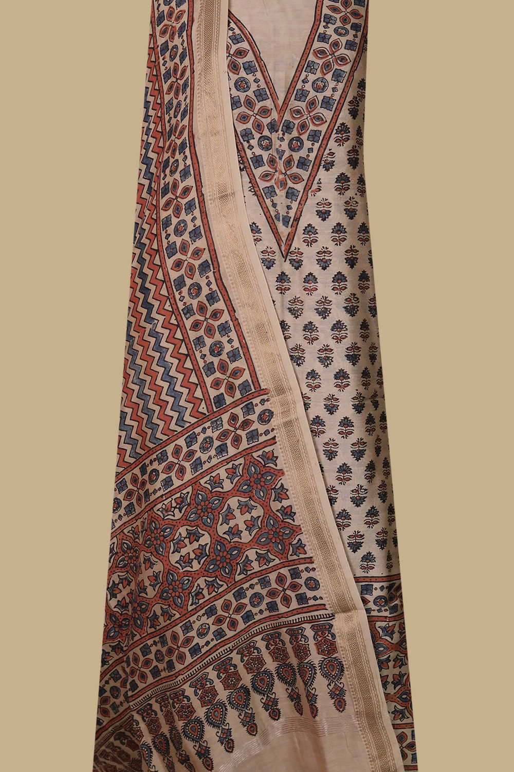 Ajrak Suits - Matkatus 