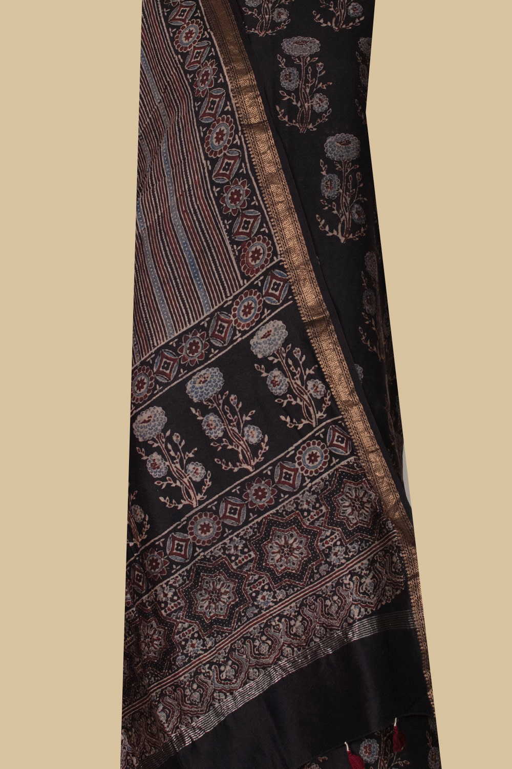 Ajrak Suits - Matkatus 