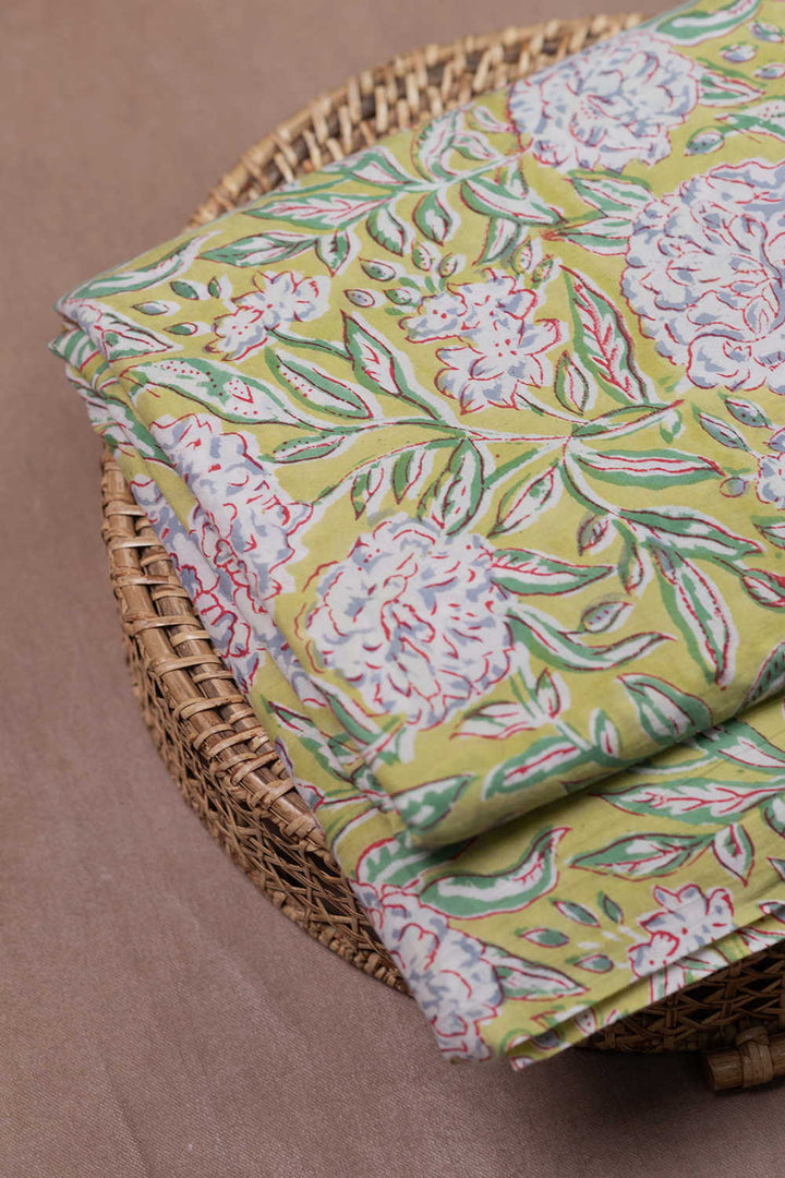 Floral Sanganeri cotton fabric - Matkatus 