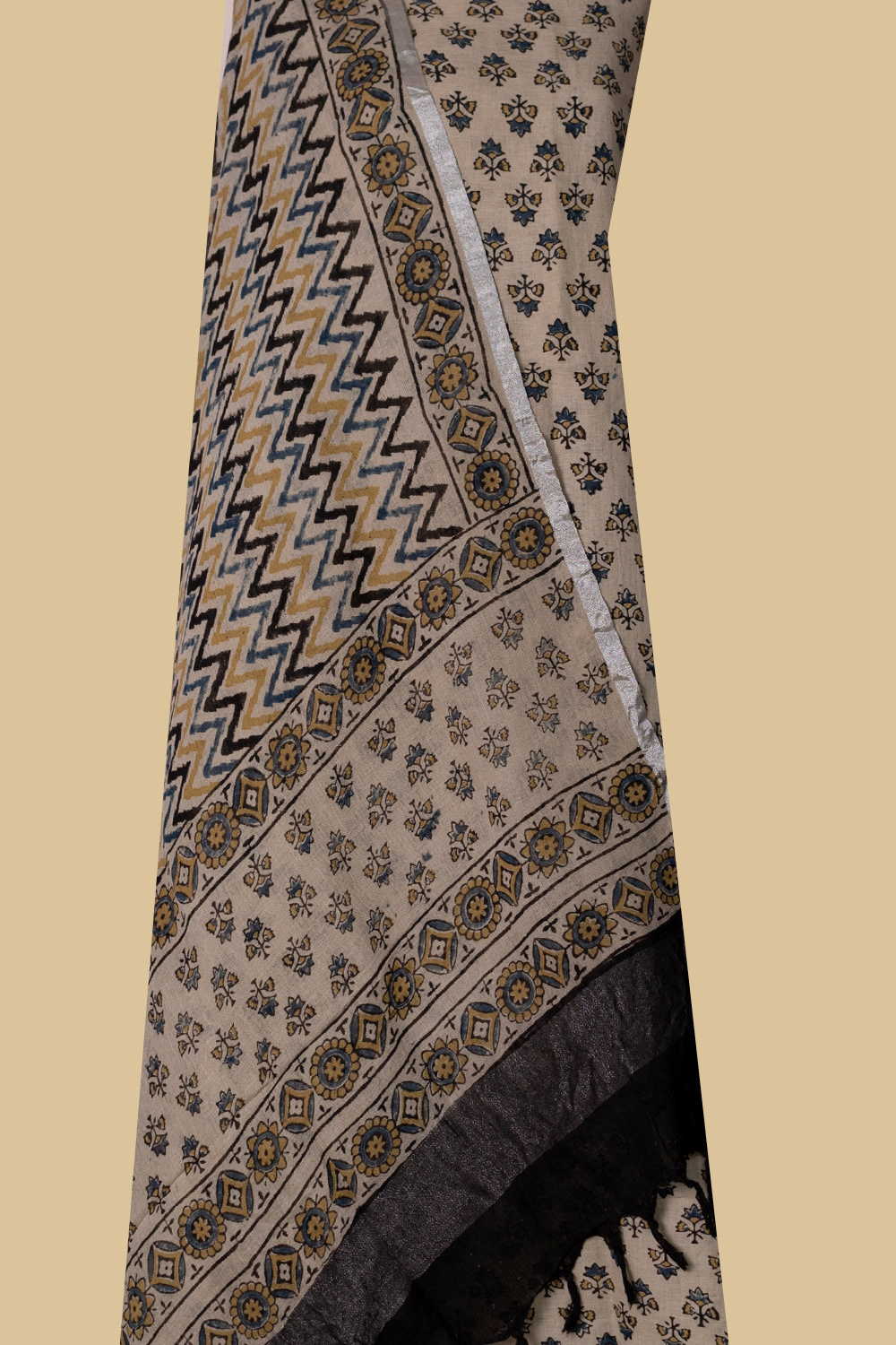 Ajrak Suits - Matkatus
