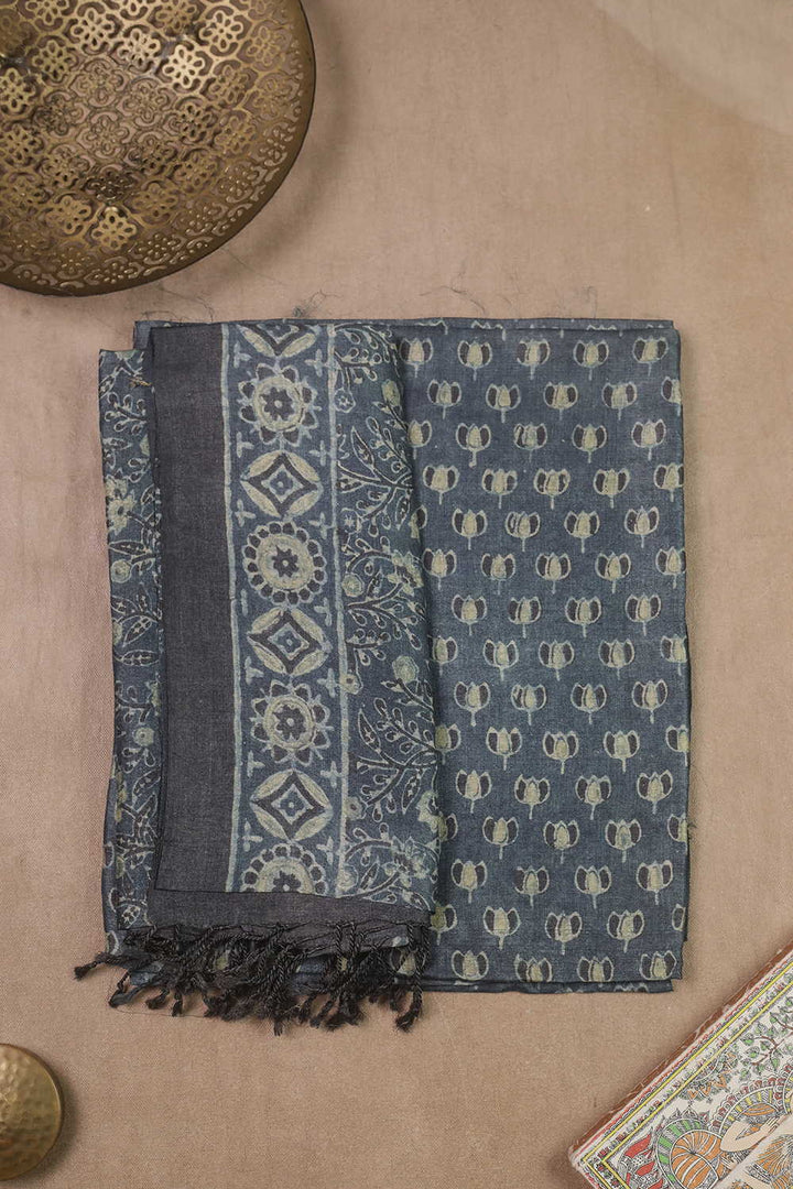 Ajrak Suits - Matkatus